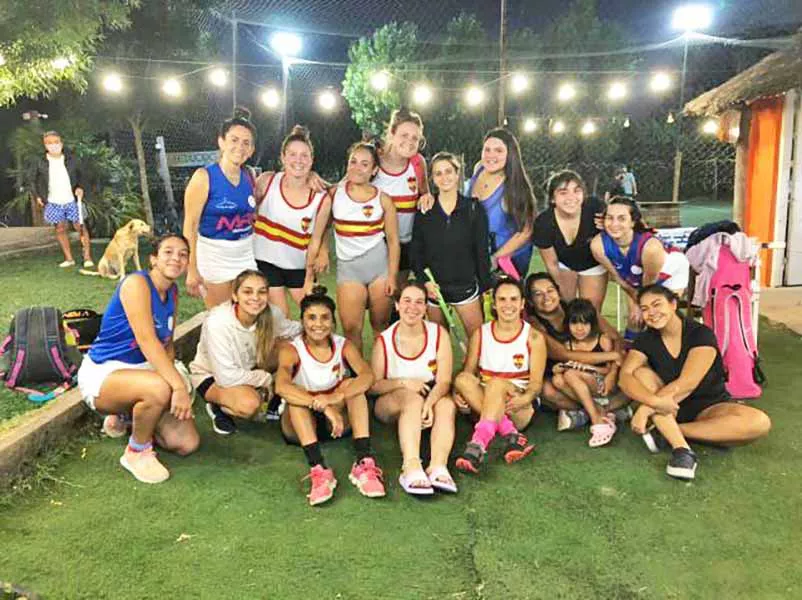 EN ---Capilla-Robles-amistoso-hockey
